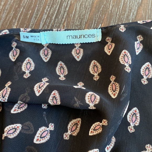 Maurices ladies beautiful wrap in size small with gorgeous print and fringe. - Picture 3 of 8